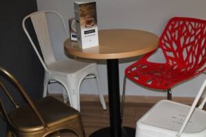 Mesa y sillas de cafetería de IOAN en Torrent