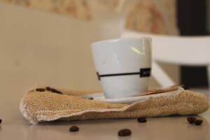 Taza de café con granos de café alrededor