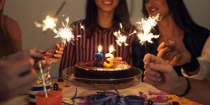 Cumpleañera soplando velas en una de las tartas a domicilio de Ioan