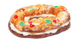 Roscón de reyes relleno de nata y con fruta escarchada en la parte superior